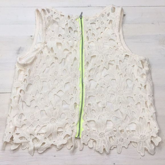 Floral crochet like cropped tank with zipper - Picture 4 of 4